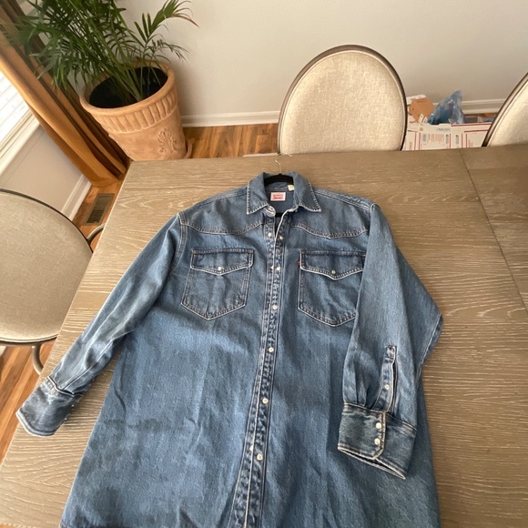 Levi’s oversized denim shirt, size large - Picture 2 of 4